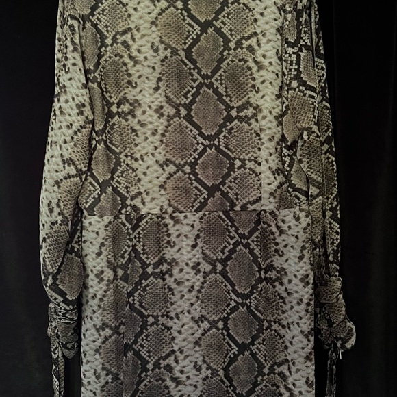 Brand Missguided. Size 22. Mini dress/long top. Snake skin print. Polyester - Picture 10 of 12